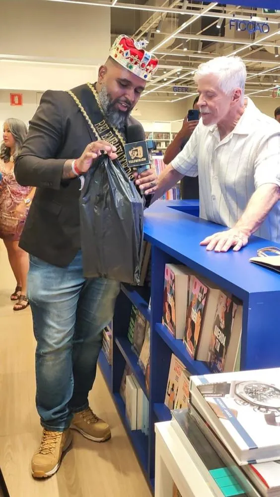 Miguel Falabella Surpreendido com Homenagem Inesquecível no Lançamento de Livro!